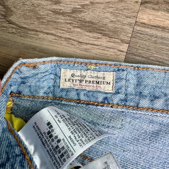 Levi’s x Peanuts Snoopy Print High-Rise Cutoff Denim Shorts Size W26 - Picture 8 of 16